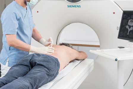 Dr. Mathias Schettle bei einer CT-gesteuerten Injektion