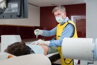 Dr. med. Willibald Walter führt eine interventionelle Schmerztherapie durch